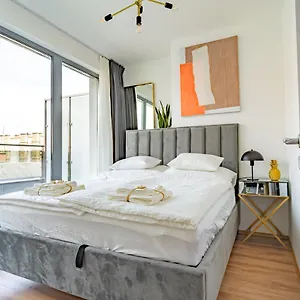 central-apartment-budapest-roof-terrace-ac-indoor-parking.inbudapesthotels.com/
